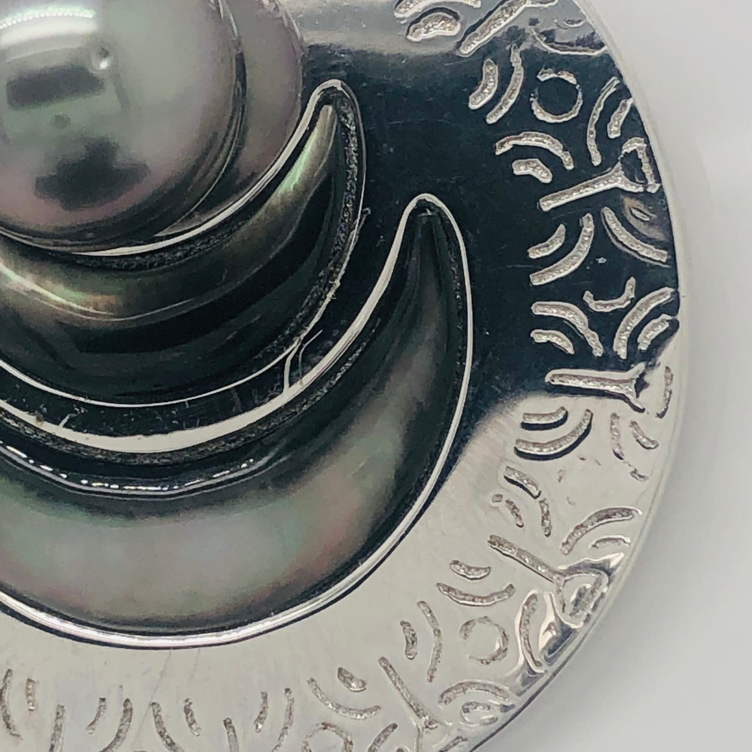 Sterling Silver Round Engraved Tahitian Design with 11mm-12mm Tahitian Black Pearl and Dark Mother Of Pearl Shell Inlay Gold Pearl Jewellery, Pearl Jewellery, Sterling Silver Pearl Jewellery Sterling Silver Round Engraved Tahitian Design with 11mm-12mm Tahitian Black Pearl and Dark Mother Of Pearl Shell Inlay Gold Pearl Jewellery, Pearl Jewellery, Sterling Silver Pearl Jewellery