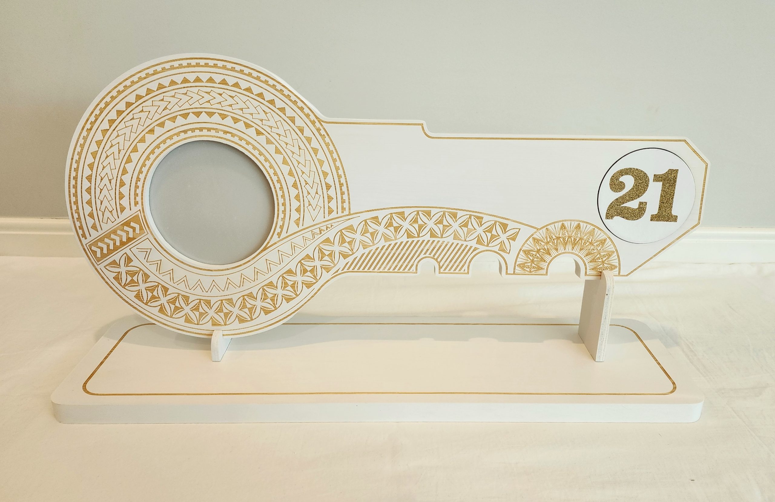 21st White Colour Painted Key with Laser Engraved Island Patterns On The Key and Printed Gold Glitter Disk Insert "21" and Matching Laser Engraved Stand 21st Keys 