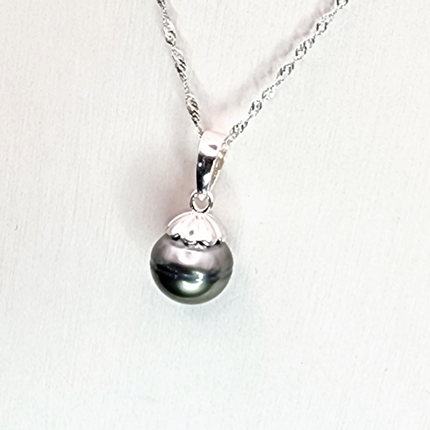 Sterling Silver 11.5-12mm Round Tahitian Pearl Pendant with Sterling Silver 8mm Fluted Cap Pearl Jewellery, Sterling Silver Pearl Jewellery Sterling Silver 11.5-12mm Round Tahitian Pearl Pendant with Sterling Silver 8mm Fluted Cap Pearl Jewellery, Sterling Silver Pearl Jewellery