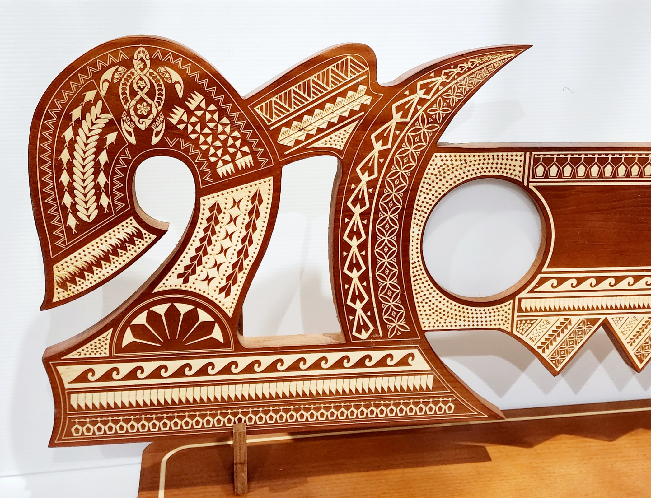 21st Wooden Key Brown Shade Island Design On Stand With Polynesian Tattoo Design Hui Turtle Triple Twist 21st Keys 21st Wooden Key Brown Shade Island Design On Stand With Polynesian Tattoo Design Hui Turtle Triple Twist 21st Keys