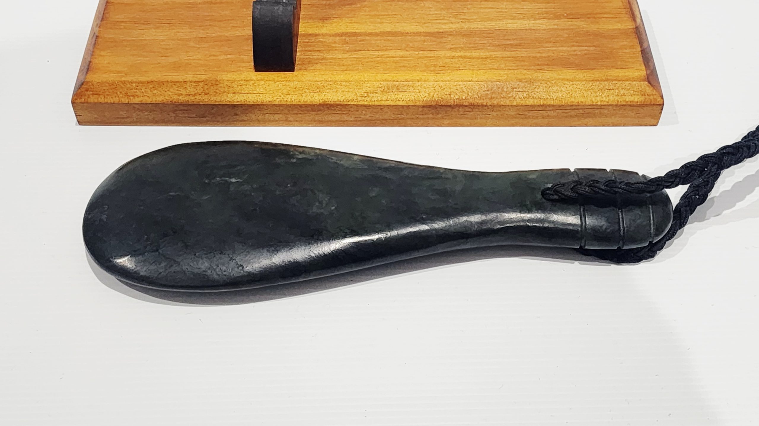 New Zealand Greenstone / Pounamu Mere (245mm Long) with Stand Greenstone?Jewellery New Zealand Greenstone / Pounamu Mere (245mm Long) with Stand Greenstone?Jewellery