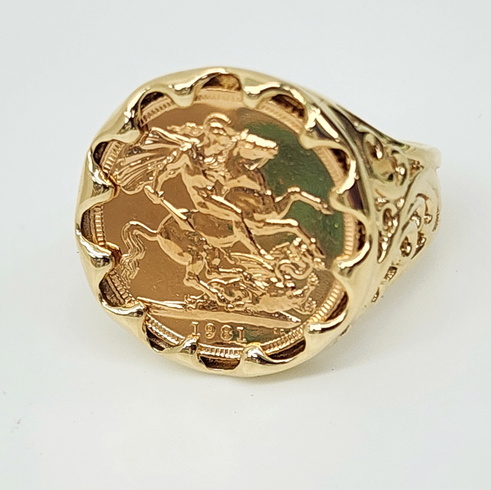 22ct Gold 1981 Full Sovereign Coin Ring with 9ct Gold Claw Set Ring Mount Greenstone?Jewellery 