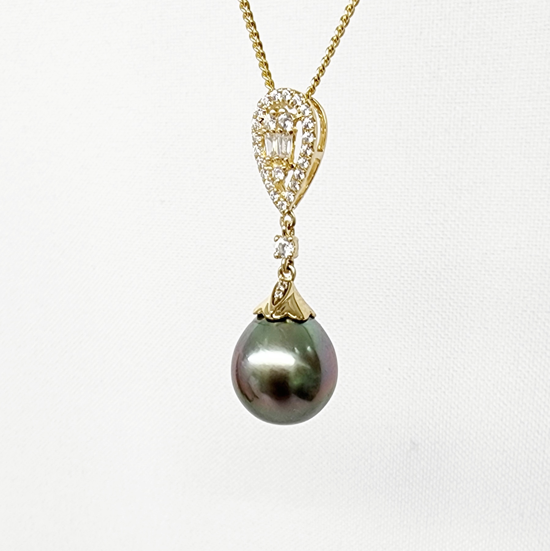 9ct Yellow Gold 11.0-11.50mm Teardrop Tahitian Black Pearl with Cubic Zirconia Setting Pendant - YP20041155/1 9ct Yellow Gold 11.0-11.50mm Teardrop Tahitian Black Pearl with Cubic Zirconia Setting Pendant - YP20041155/1