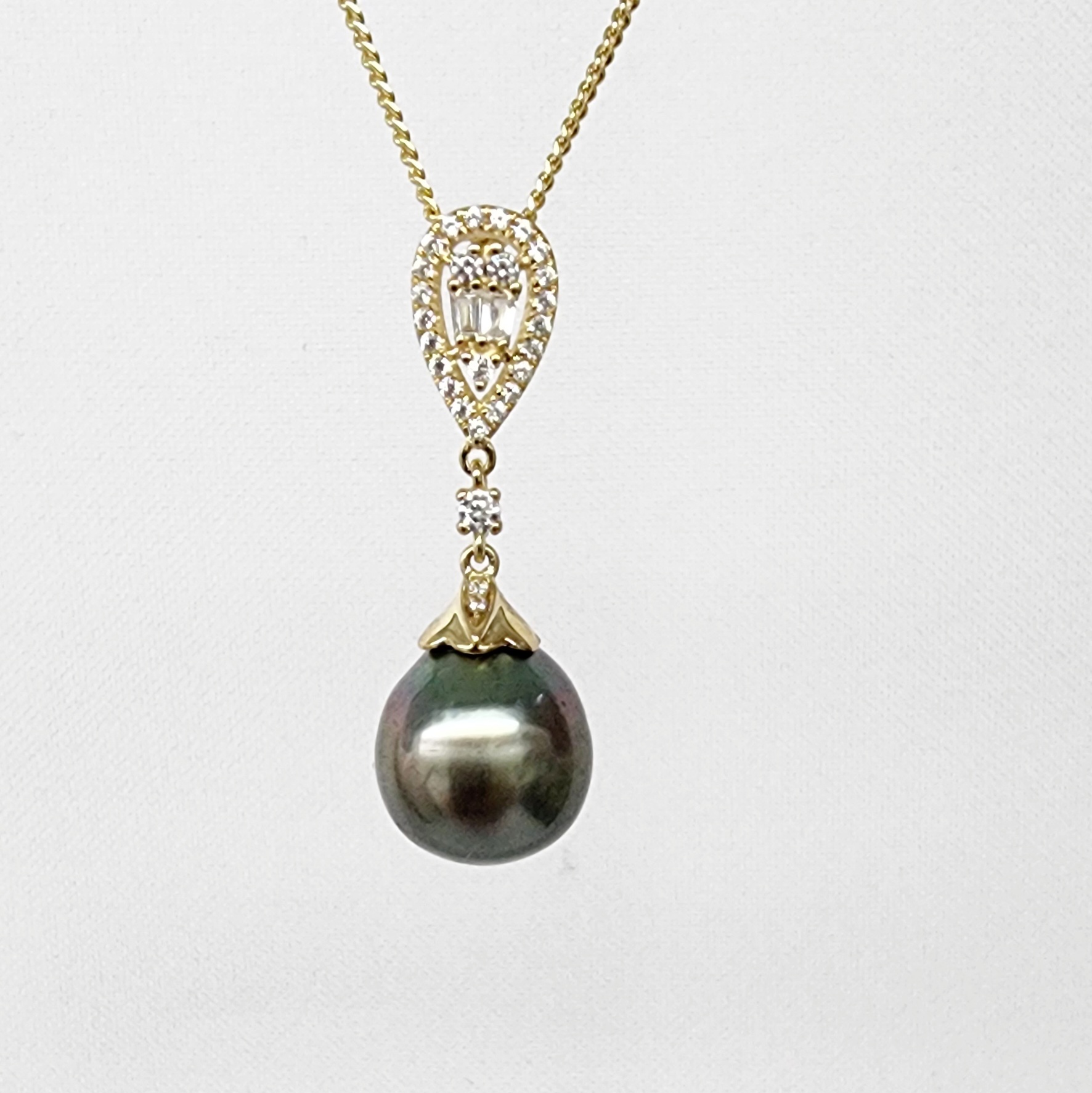 9ct Yellow Gold 11.0-11.50mm Teardrop Tahitian Black Pearl with Cubic Zirconia Setting Pendant - YP20041155/1 9ct Yellow Gold 11.0-11.50mm Teardrop Tahitian Black Pearl with Cubic Zirconia Setting Pendant - YP20041155/1
