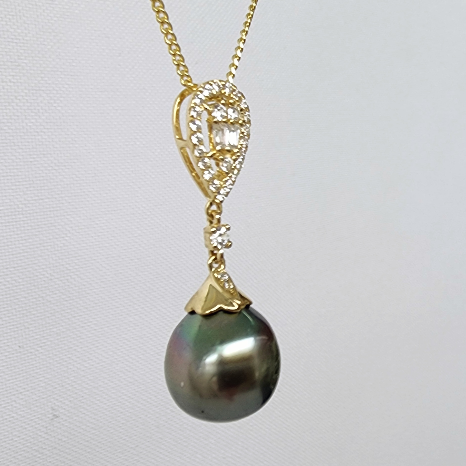 9ct Yellow Gold 11.0-11.50mm Teardrop Tahitian Black Pearl with Cubic Zirconia Setting Pendant - YP20041155/1 9ct Yellow Gold 11.0-11.50mm Teardrop Tahitian Black Pearl with Cubic Zirconia Setting Pendant - YP20041155/1