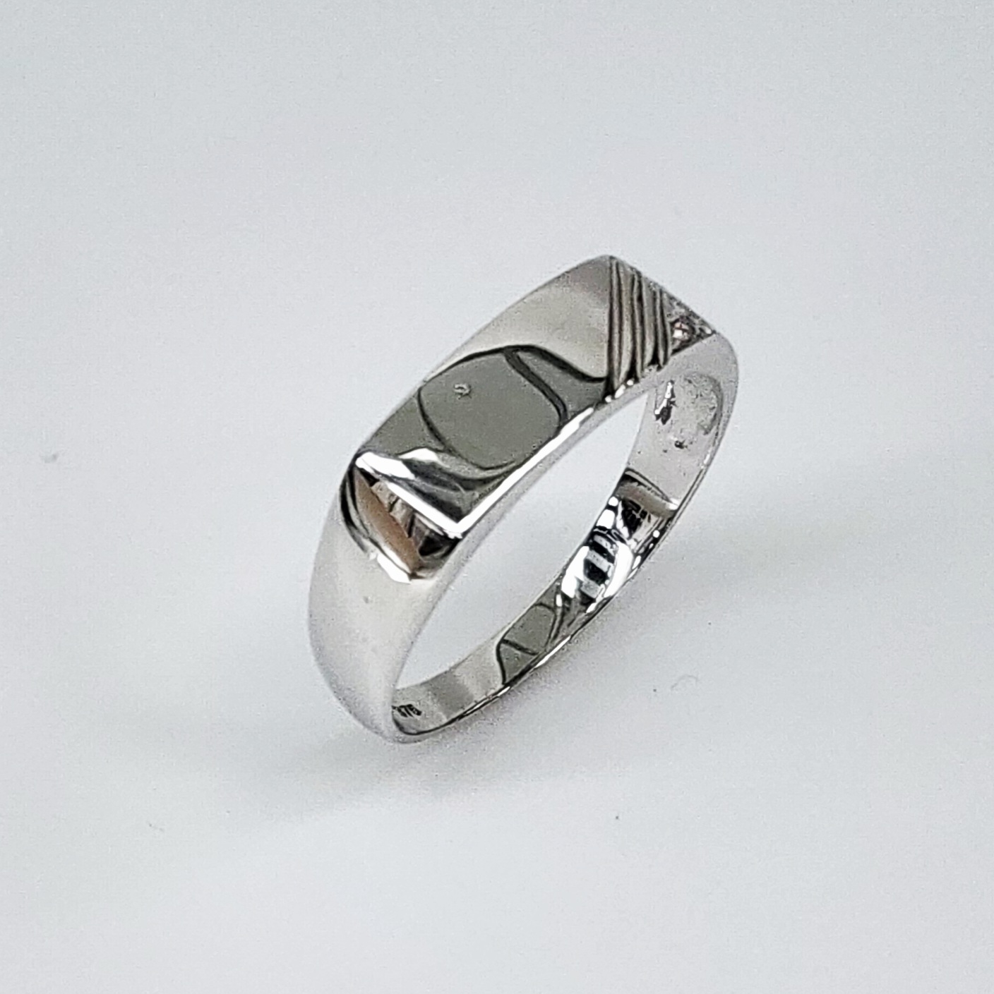 9ct White Gold Gents Striped Diamond Set Signet Ring - D6598/9W Gold Rings 