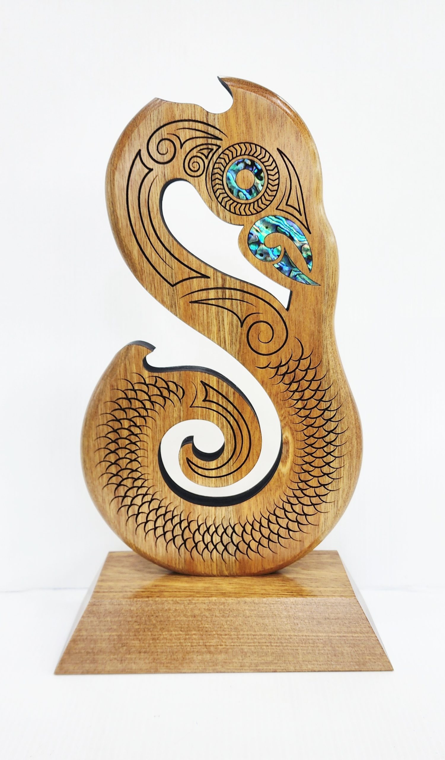 295mm Māori Mania Carving – Handcrafted Pacific Rimu Wood Award - MD044 NIXON, WATCH 
