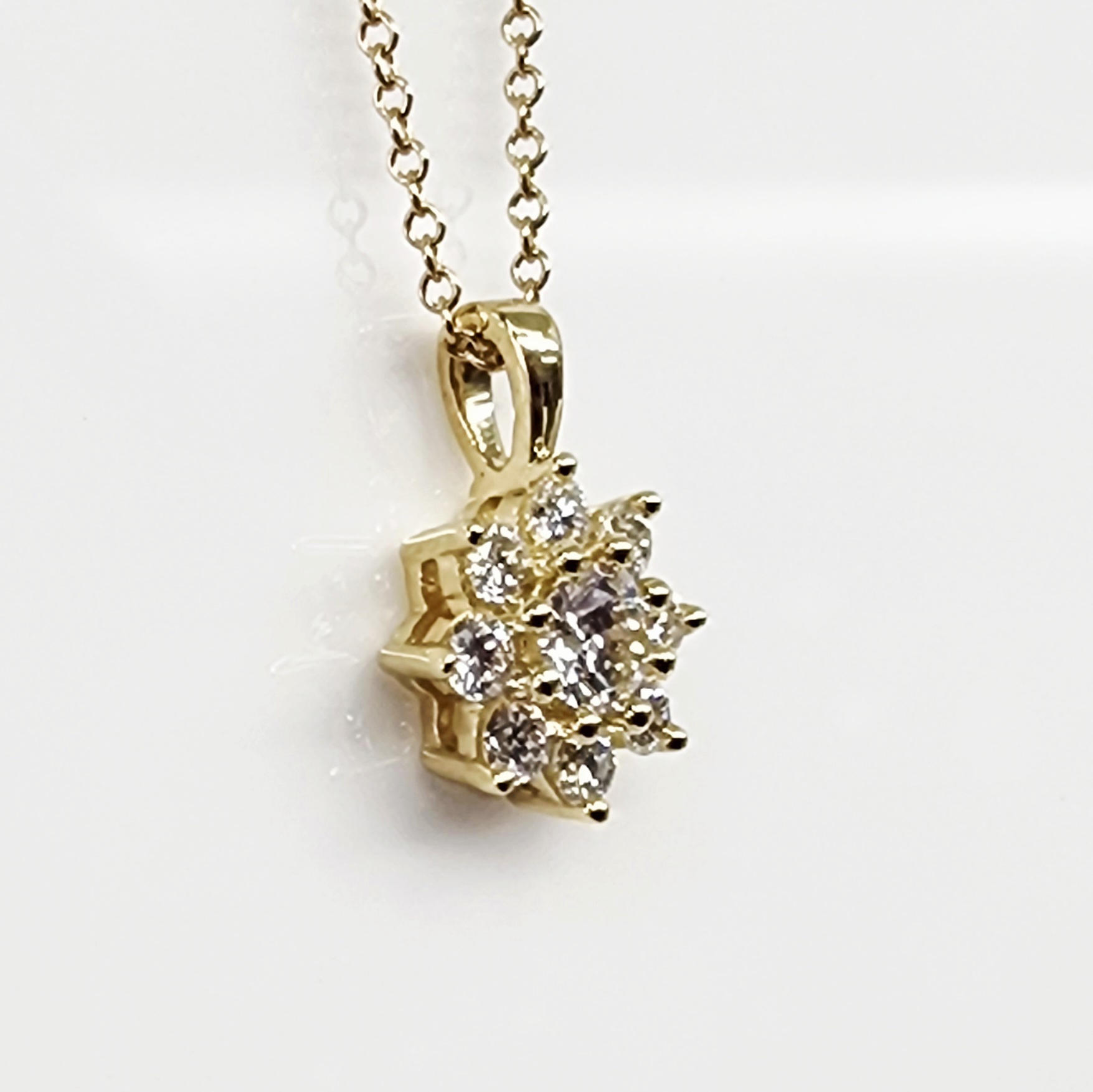 9ct Yellow Gold Flower Round LGD 0.54ct E/F - VS Diamond Pendant with 9ct YG Necklace 45cm - AUPD1784 Greenstone?Jewellery 9ct Yellow Gold Flower Round LGD 0.54ct E/F - VS Diamond Pendant with 9ct YG Necklace 45cm - AUPD1784 Greenstone?Jewellery