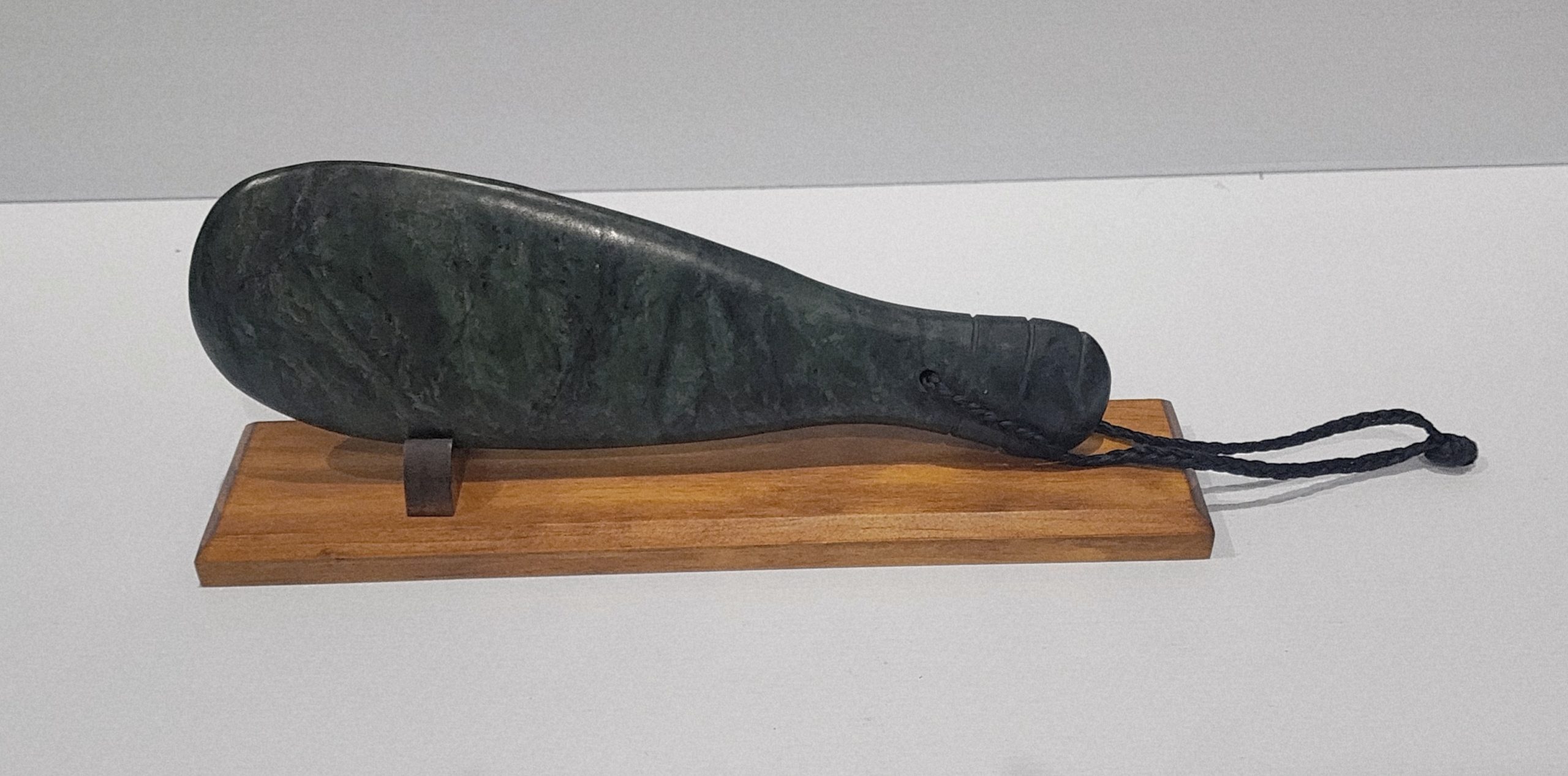 New Zealand Greenstone / Pounamu Mere (370mm Long) with Stand Greenstone?Jewellery New Zealand Greenstone / Pounamu Mere (370mm Long) with Stand Greenstone?Jewellery