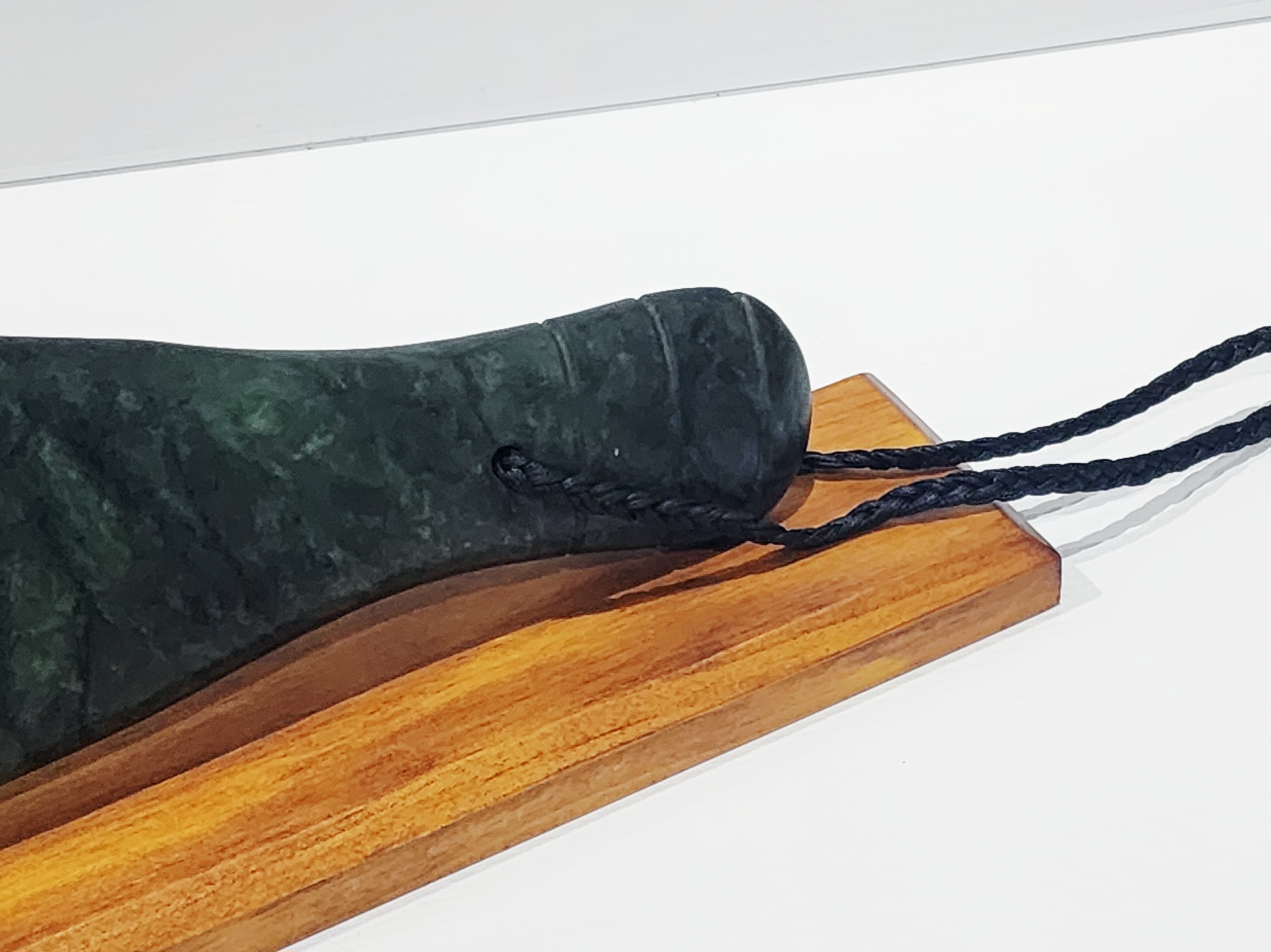 New Zealand Greenstone / Pounamu Mere (370mm Long) with Stand Greenstone?Jewellery New Zealand Greenstone / Pounamu Mere (370mm Long) with Stand Greenstone?Jewellery