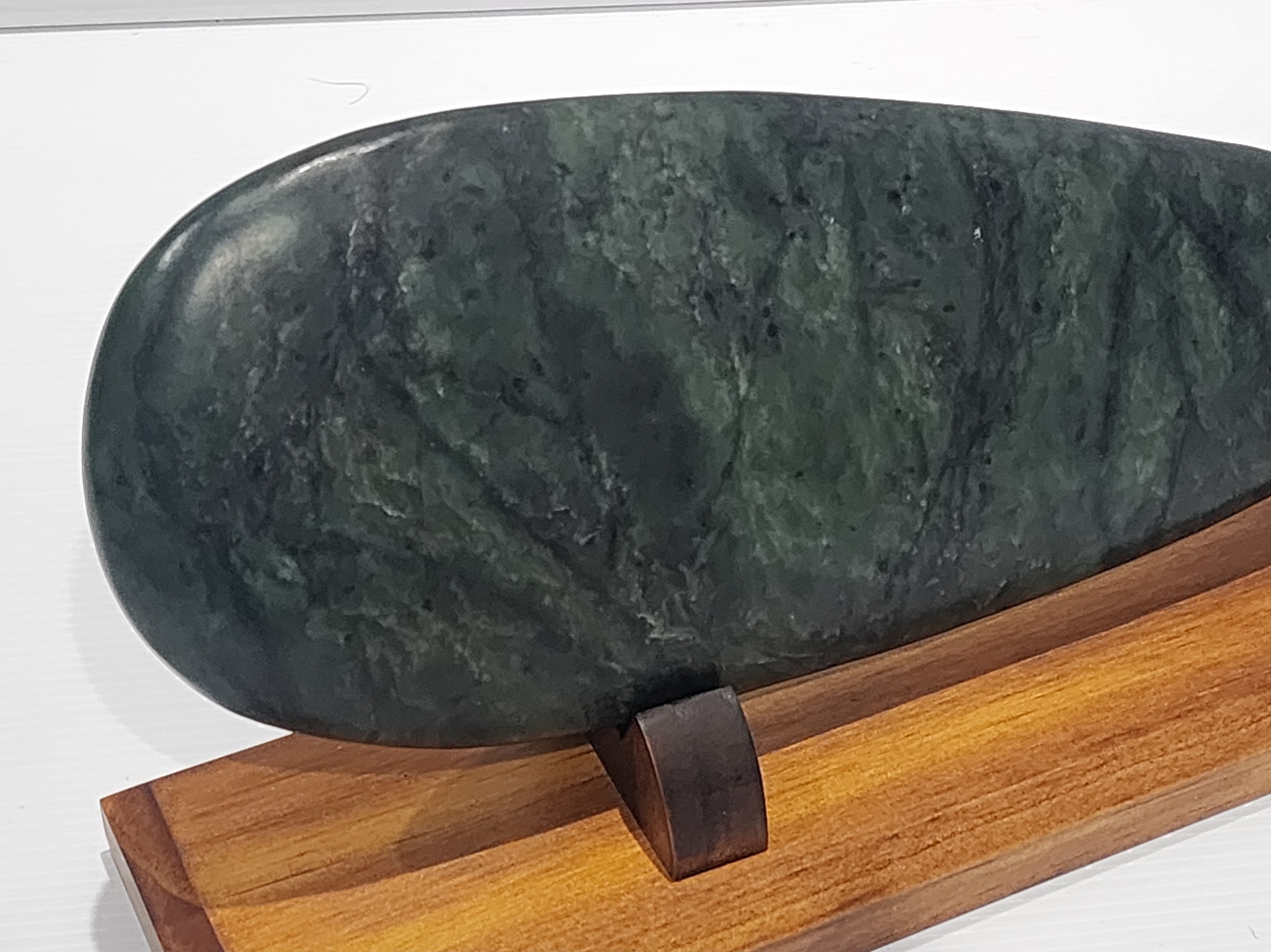 New Zealand Greenstone / Pounamu Mere (370mm Long) with Stand Greenstone?Jewellery New Zealand Greenstone / Pounamu Mere (370mm Long) with Stand Greenstone?Jewellery