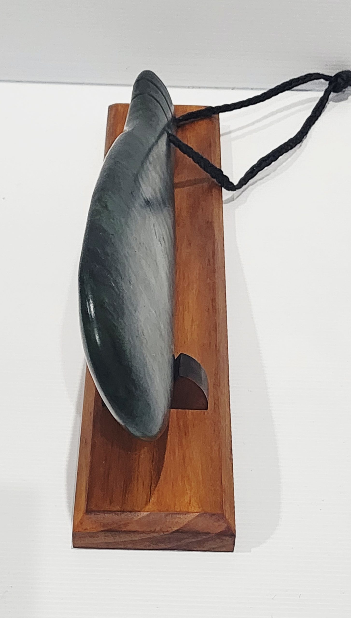 New Zealand Greenstone / Pounamu Mere (370mm Long) with Stand Greenstone?Jewellery New Zealand Greenstone / Pounamu Mere (370mm Long) with Stand Greenstone?Jewellery