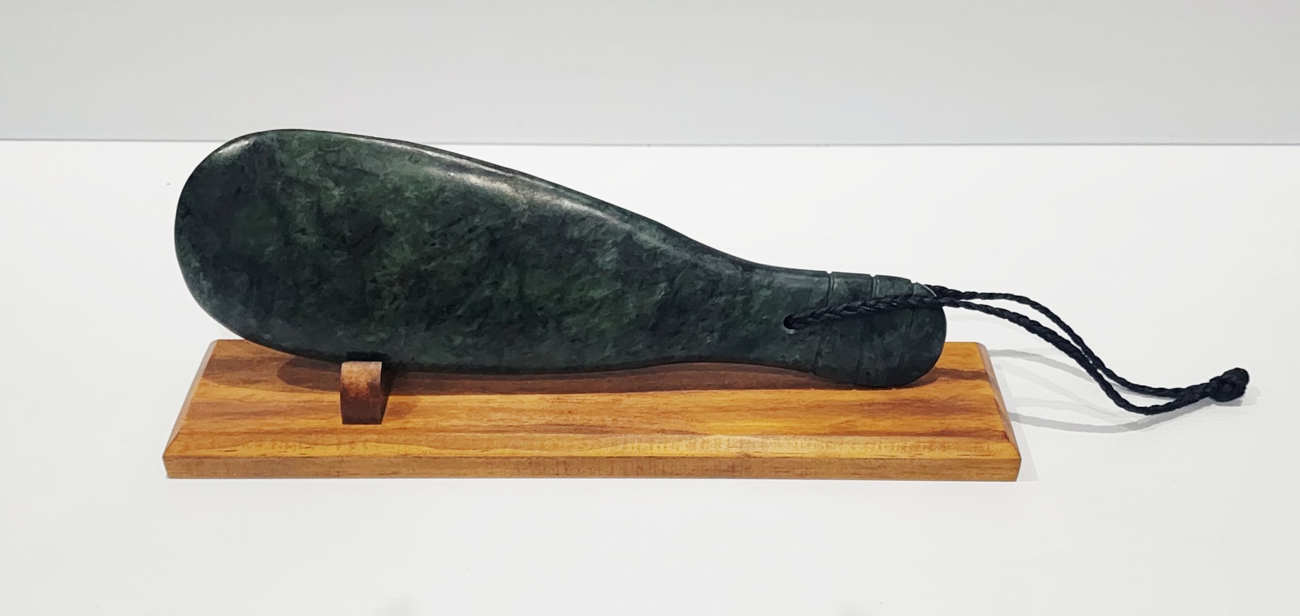 New Zealand Greenstone / Pounamu Mere (370mm Long) with Stand Greenstone?Jewellery New Zealand Greenstone / Pounamu Mere (370mm Long) with Stand Greenstone?Jewellery