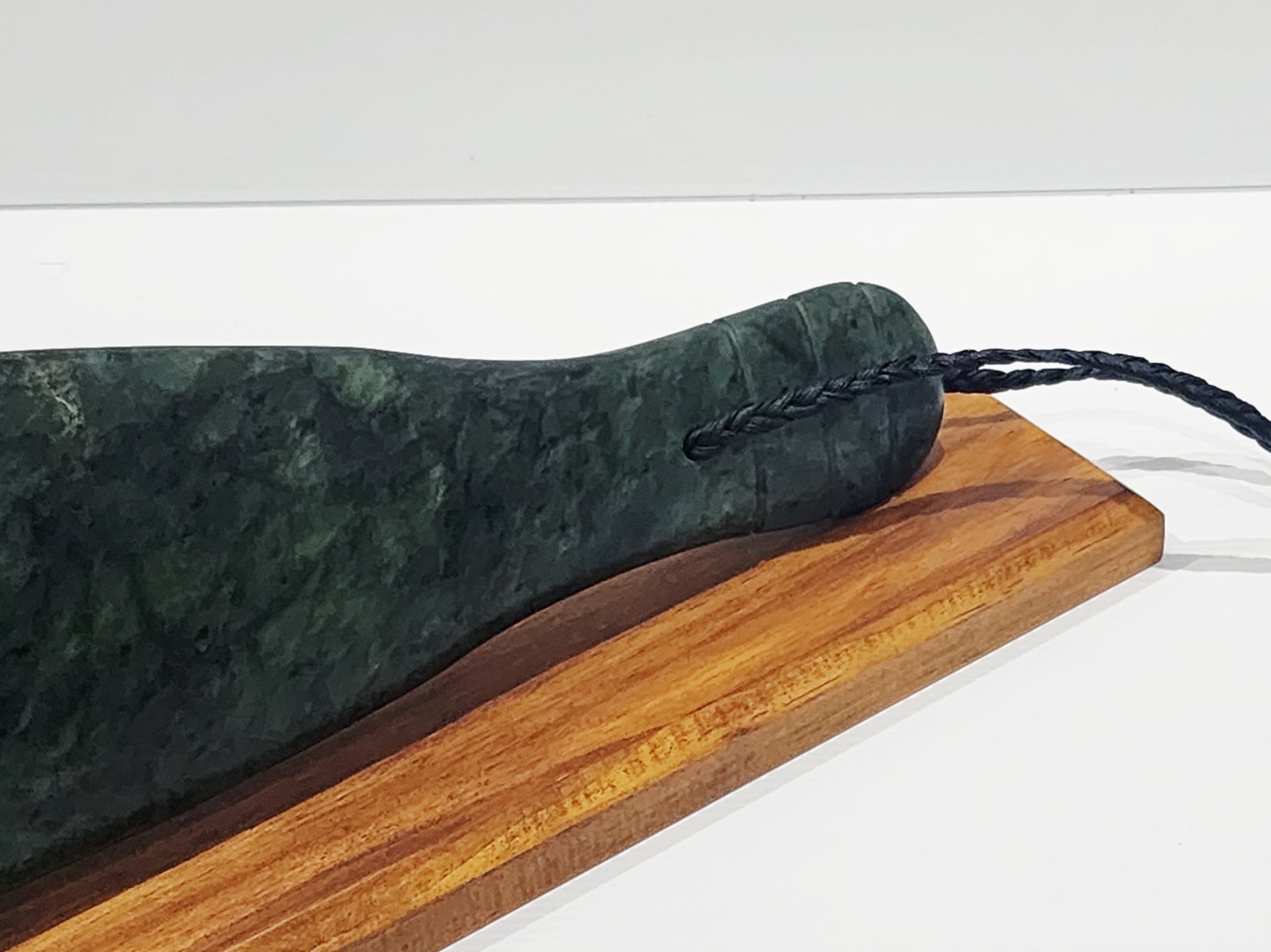 New Zealand Greenstone / Pounamu Mere (370mm Long) with Stand Greenstone?Jewellery New Zealand Greenstone / Pounamu Mere (370mm Long) with Stand Greenstone?Jewellery