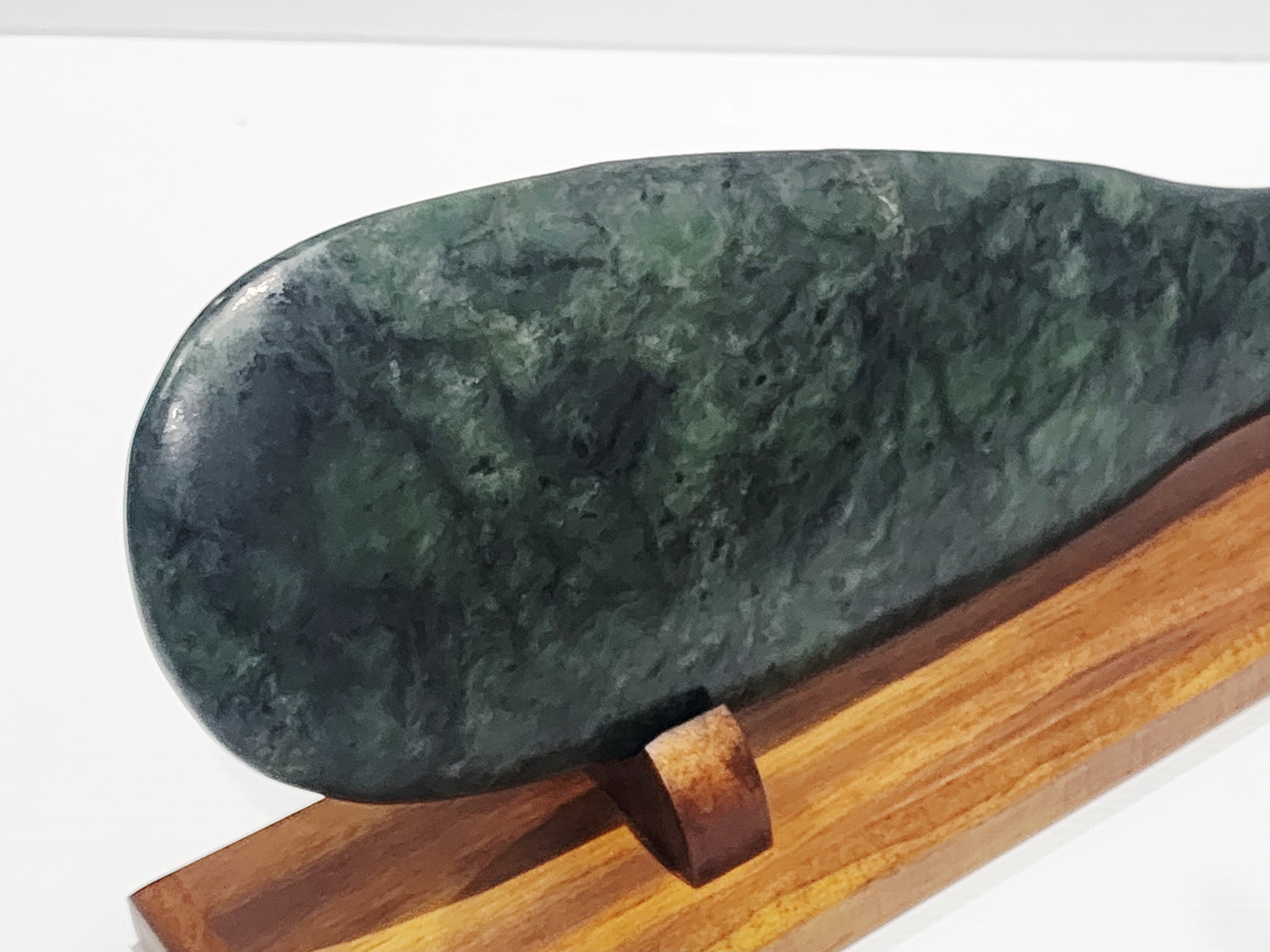 New Zealand Greenstone / Pounamu Mere (370mm Long) with Stand Greenstone?Jewellery New Zealand Greenstone / Pounamu Mere (370mm Long) with Stand Greenstone?Jewellery
