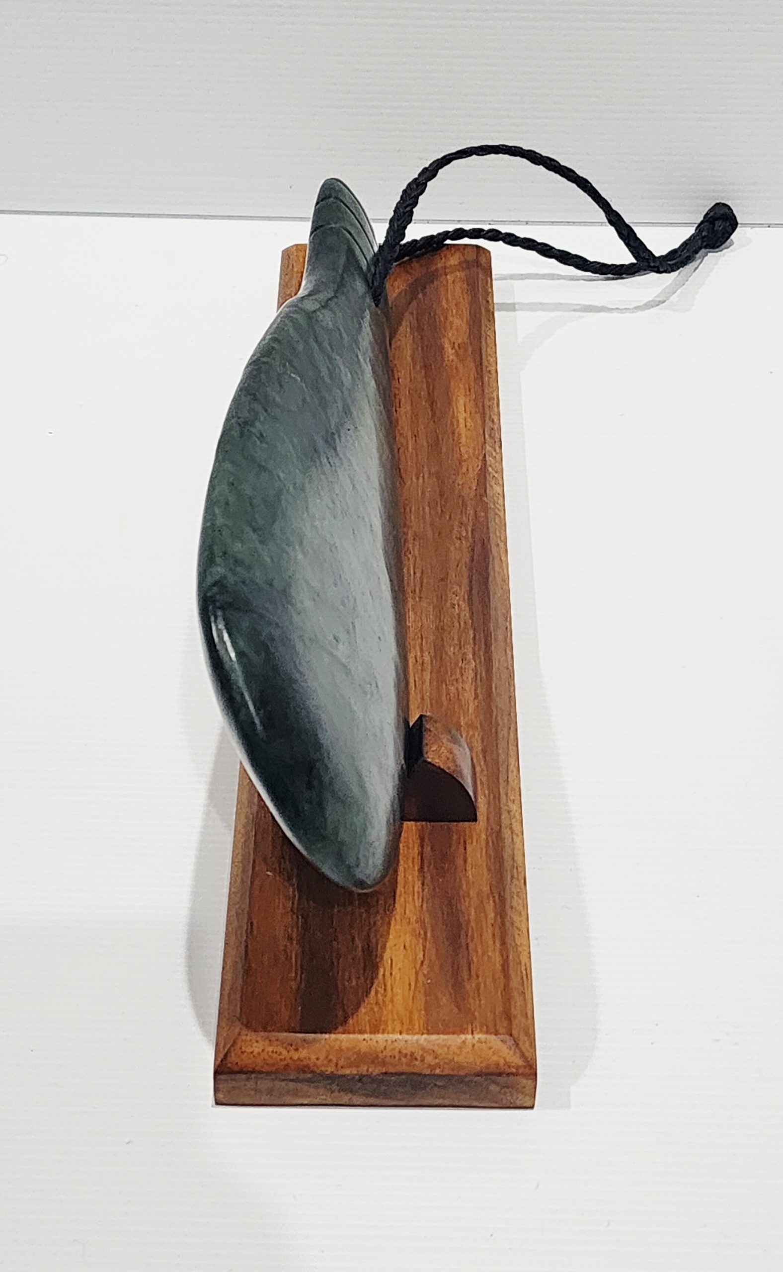 New Zealand Greenstone / Pounamu Mere (370mm Long) with Stand Greenstone?Jewellery New Zealand Greenstone / Pounamu Mere (370mm Long) with Stand Greenstone?Jewellery